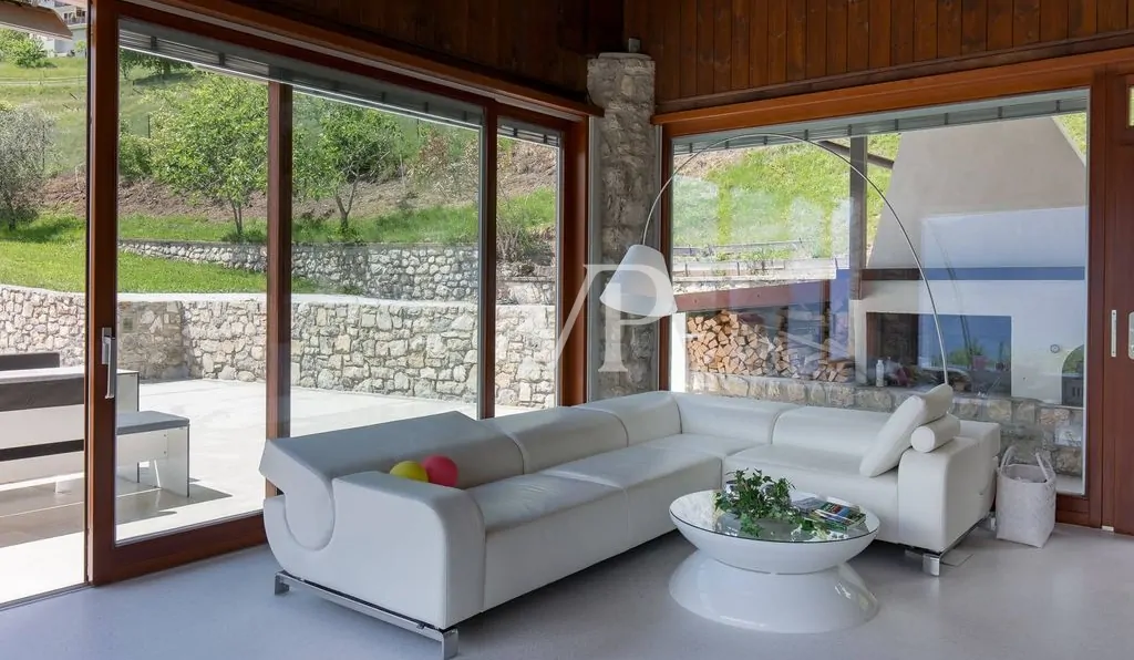 Lussuoso chalet di montagna con vista lago