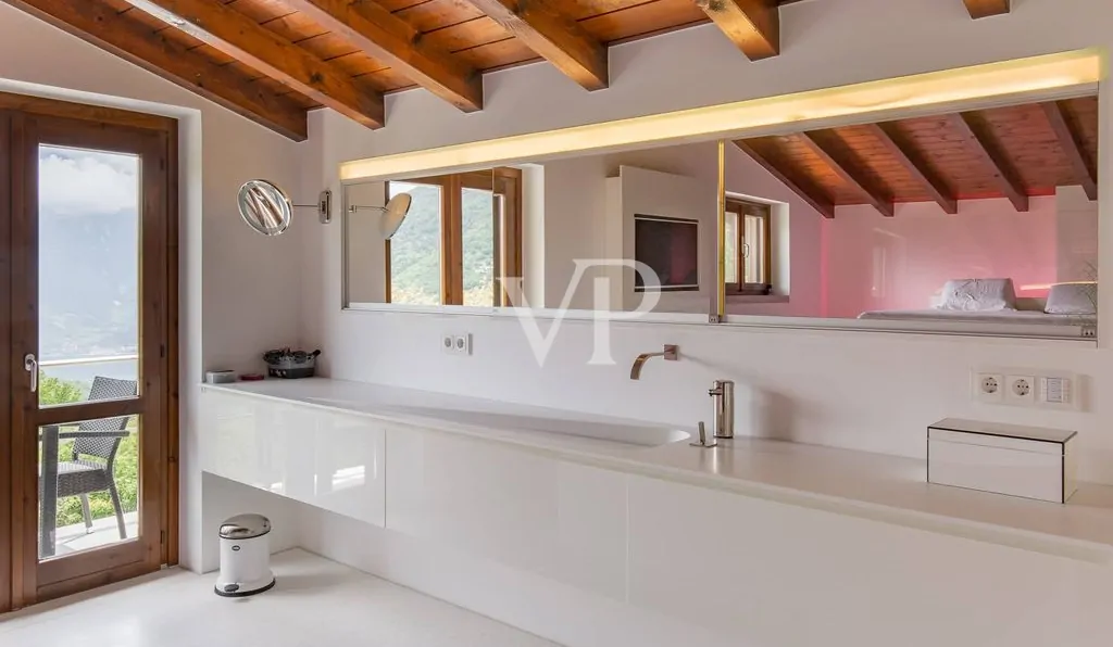 Lussuoso chalet di montagna con vista lago