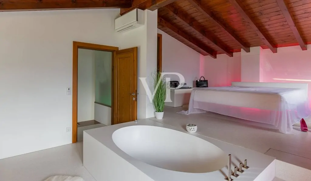 Lussuoso chalet di montagna con vista lago