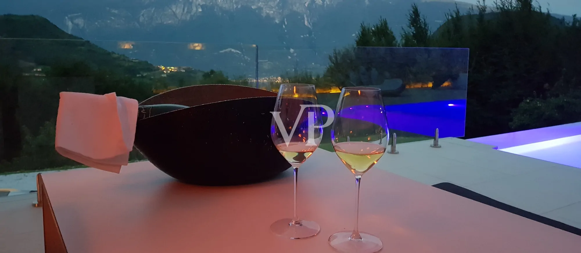 Lussuoso chalet di montagna con vista lago