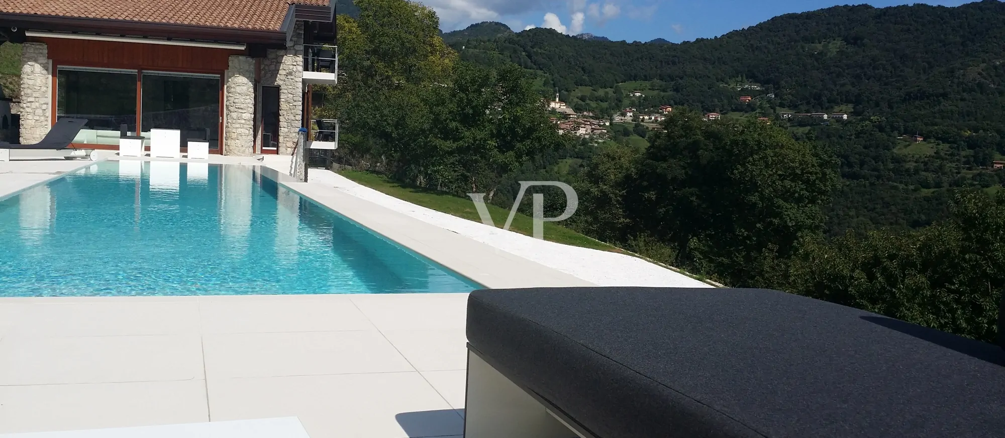 Lussuoso chalet di montagna con vista lago