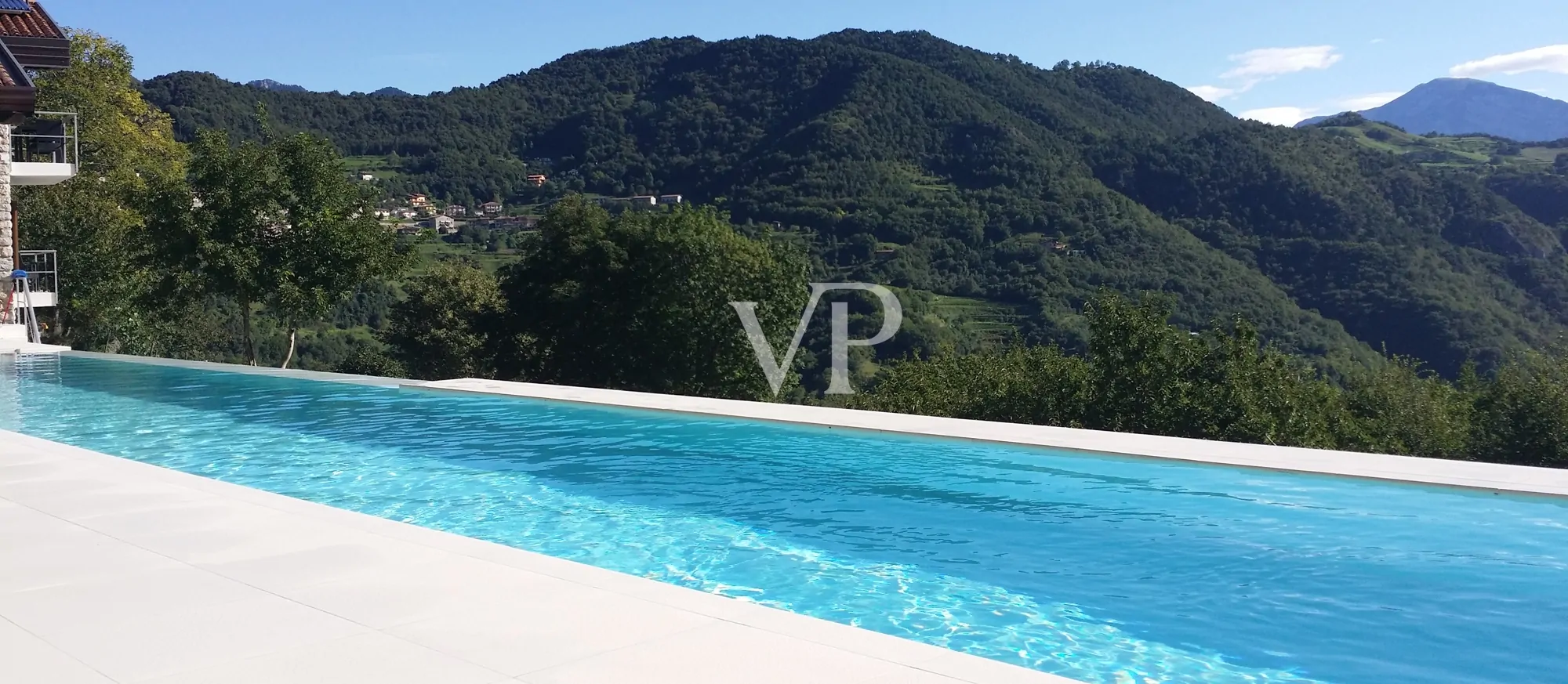 Lussuoso chalet di montagna con vista lago