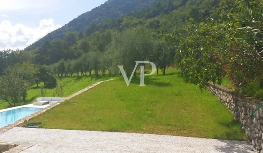 Lussuoso chalet di montagna con vista lago