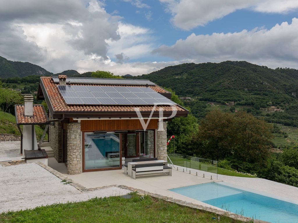 Chalet de montagne luxueux et totalement autosuffisant avec piscine à débordement, situé dans un endroit unique avec vue sur le lac.