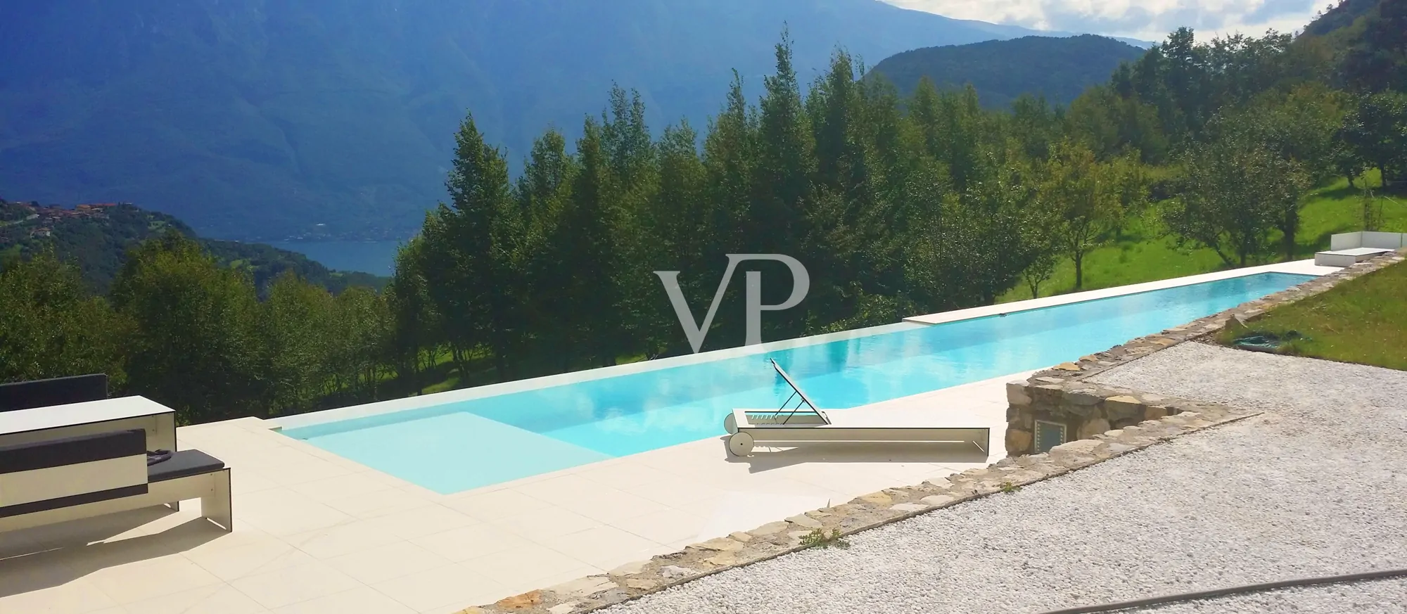 Lussuoso chalet di montagna con vista lago