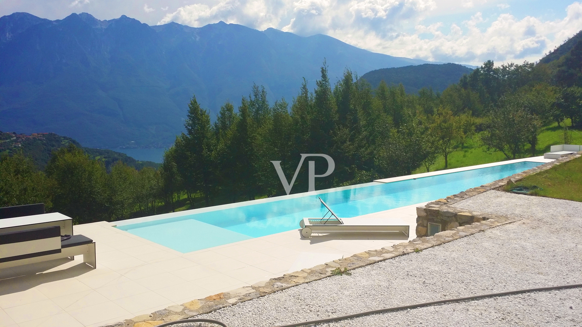 Chalet de montagne luxueux et totalement autosuffisant avec piscine à débordement, situé dans un endroit unique avec vue sur le lac.