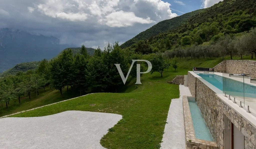 Lussuoso chalet di montagna con vista lago