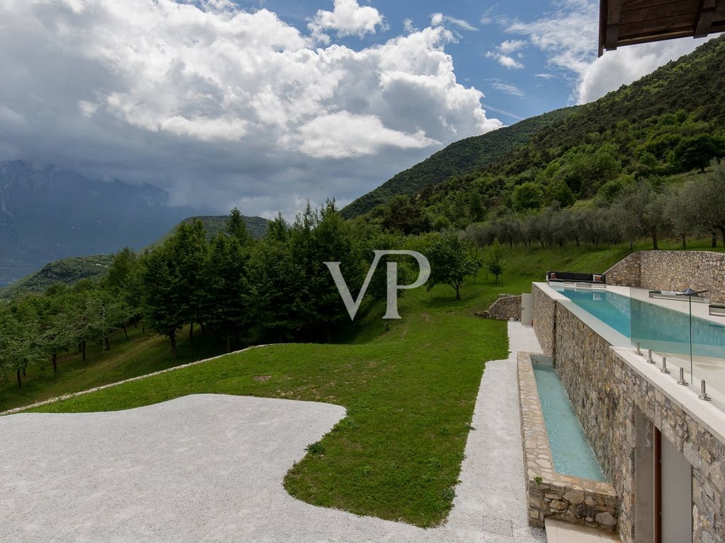 Chalet de montagne luxueux et totalement autosuffisant avec piscine à débordement, situé dans un endroit unique avec vue sur le lac.