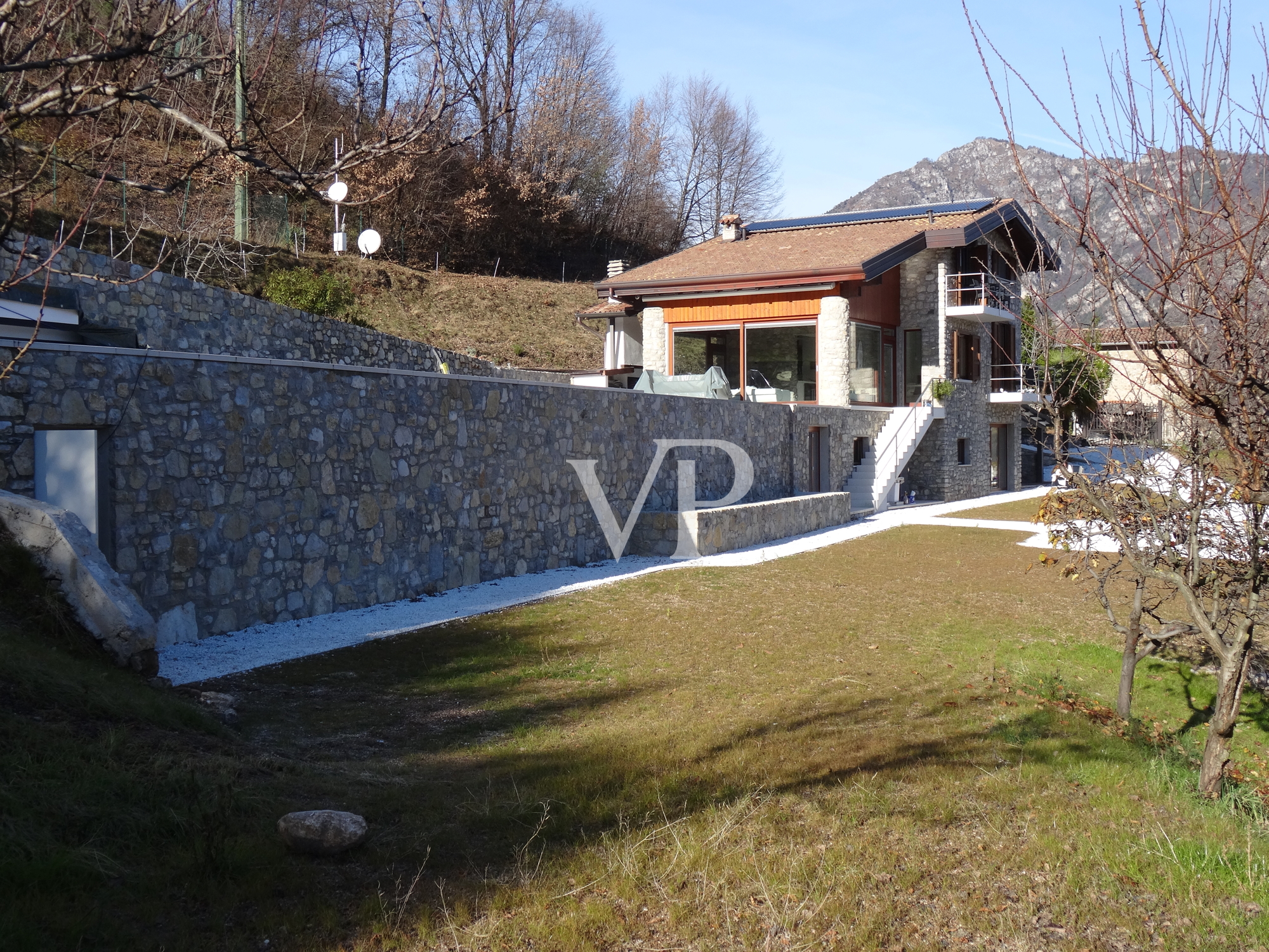 Chalet de montagne luxueux et totalement autosuffisant avec piscine à débordement, situé dans un endroit unique avec vue sur le lac.