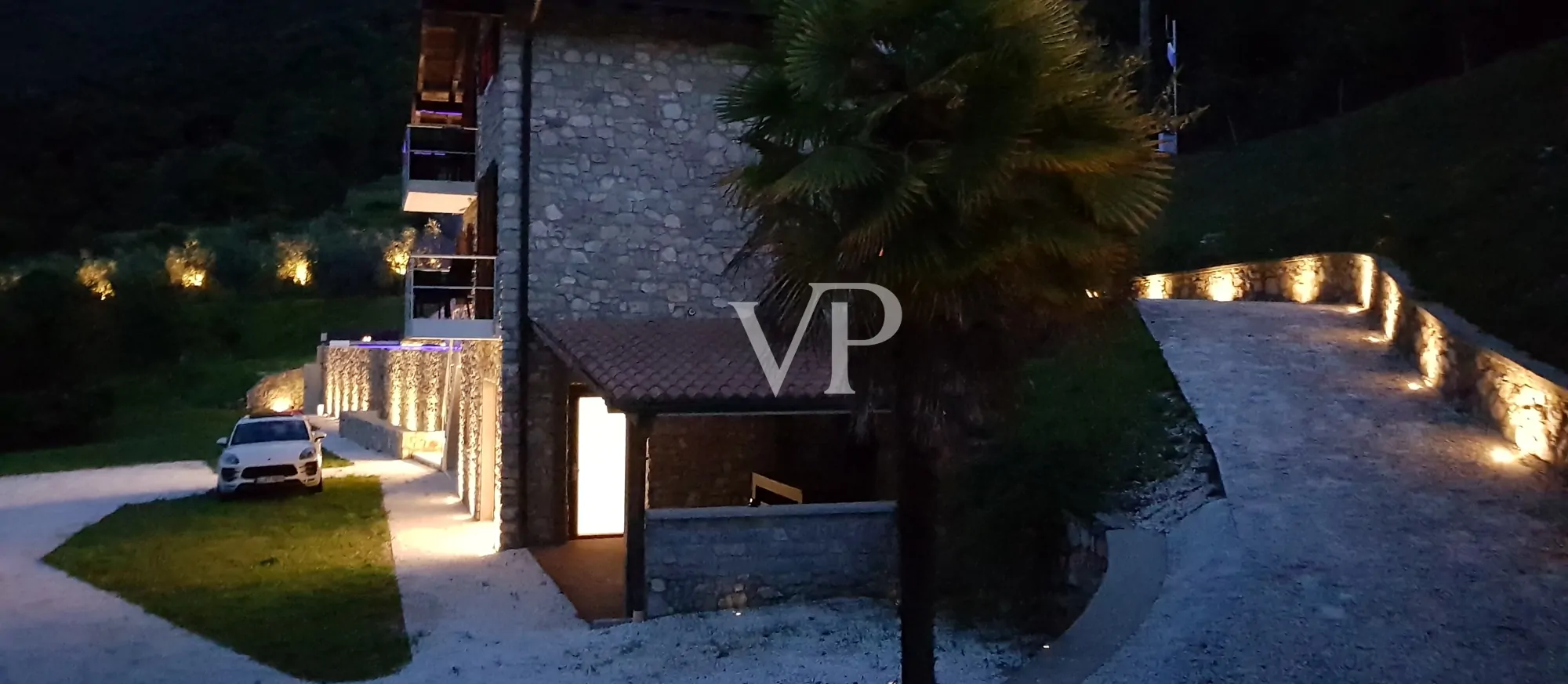 Lussuoso chalet di montagna con vista lago