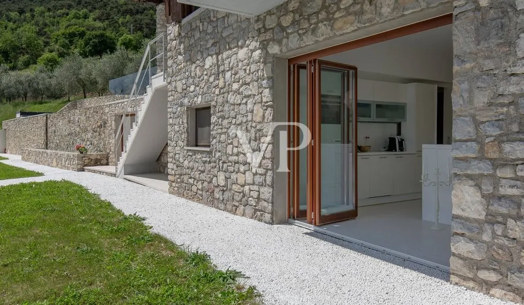 Lussuoso chalet di montagna con vista lago