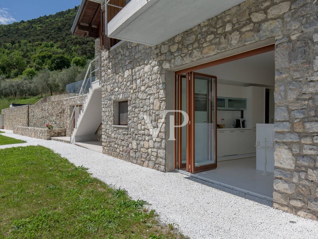 Chalet de montagne luxueux et totalement autosuffisant avec piscine à débordement, situé dans un endroit unique avec vue sur le lac.