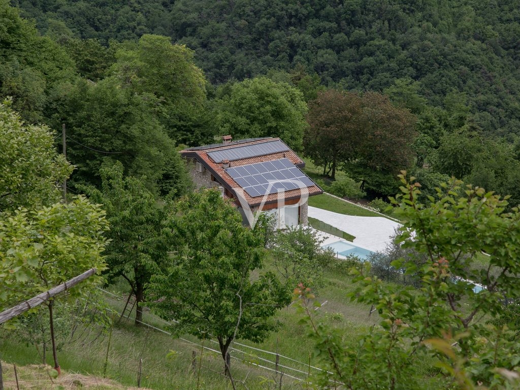 Chalet de montagne luxueux et totalement autosuffisant avec piscine à débordement, situé dans un endroit unique avec vue sur le lac.