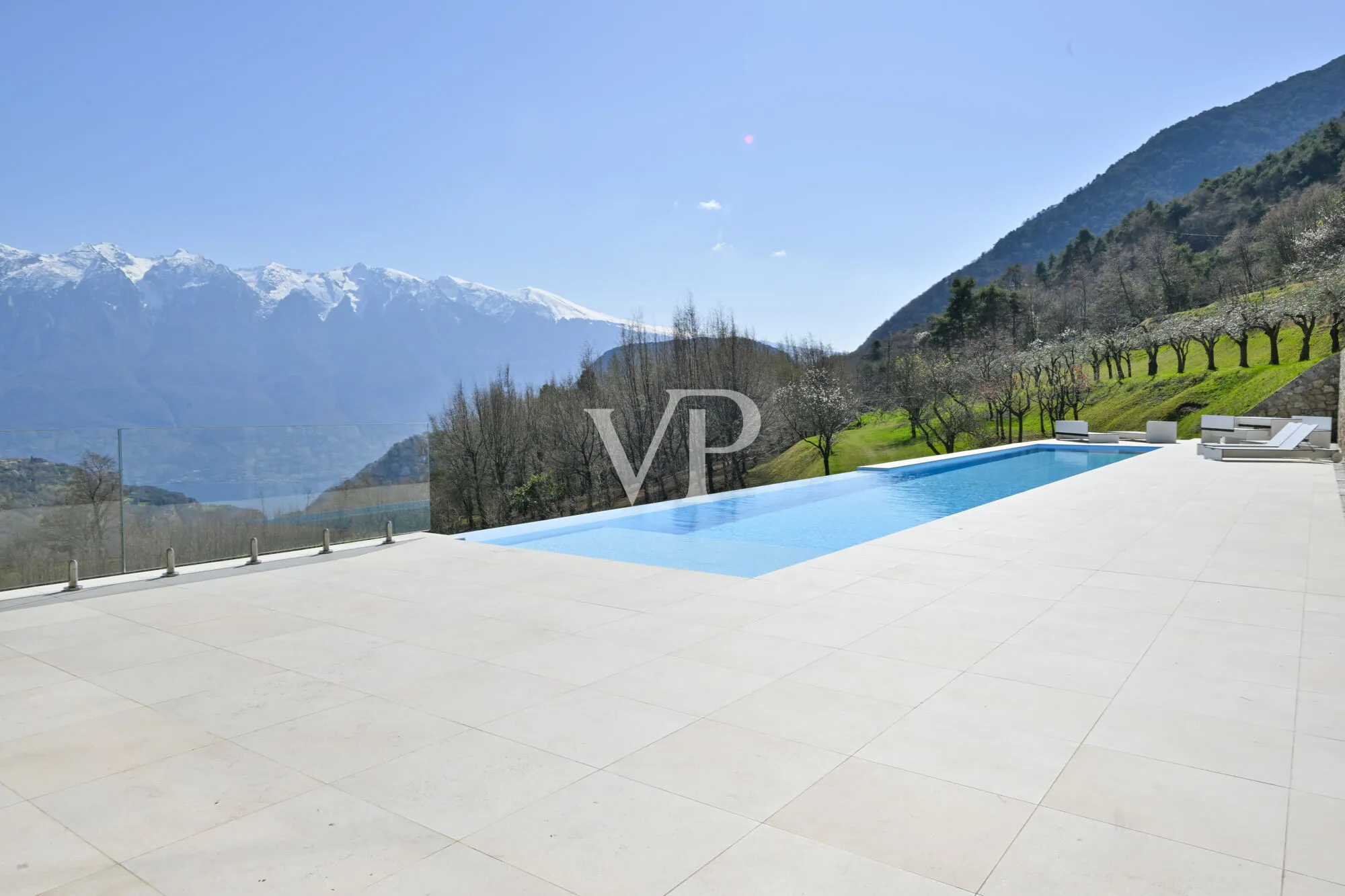 Modernes Chalet mit Seeblick
