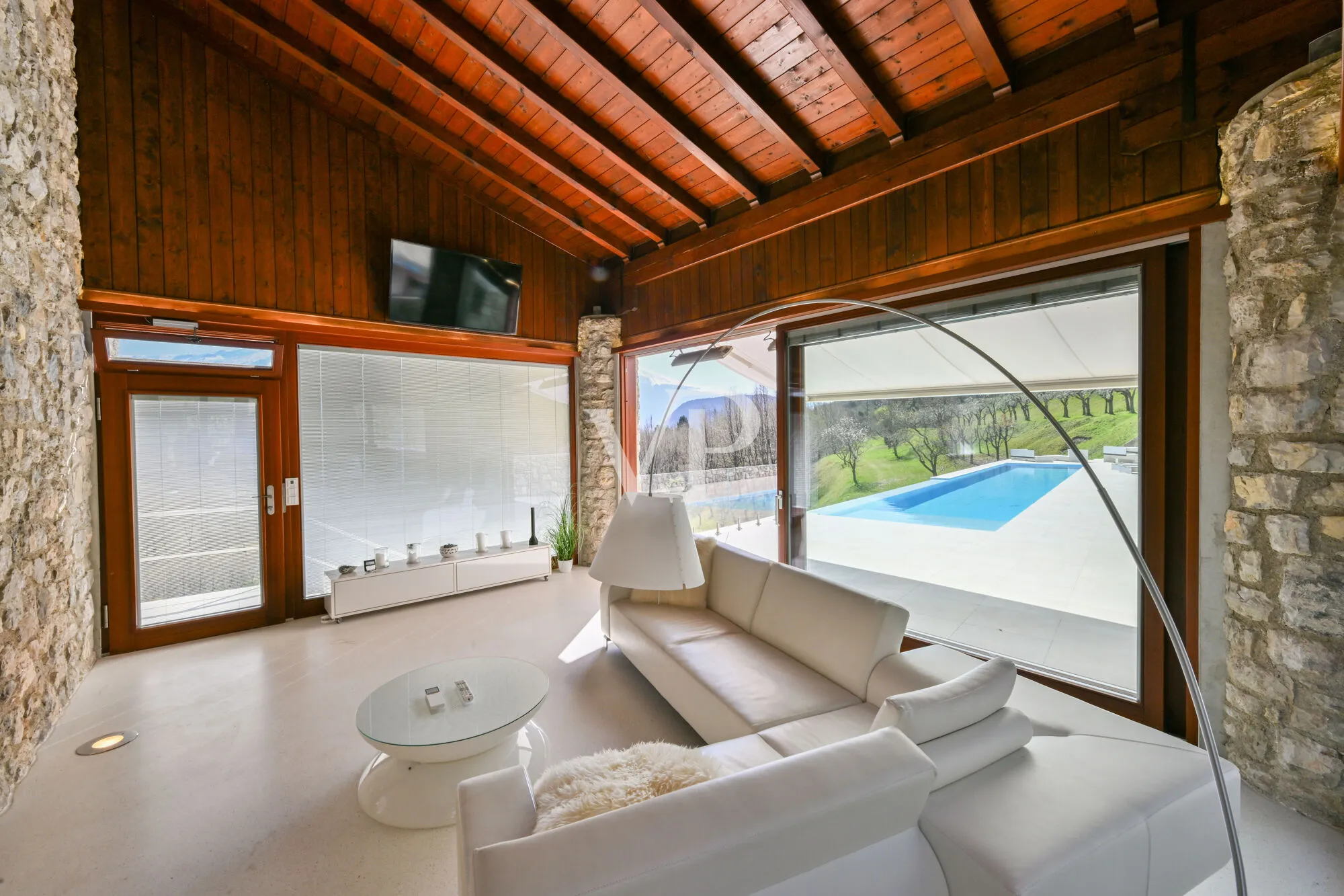 Modernes Chalet mit Seeblick