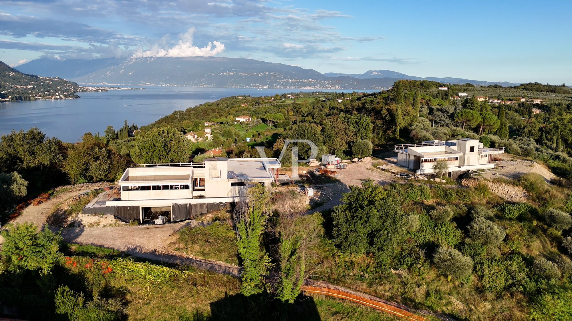 Modern luxury villa with lake view on the Gulf of Salò