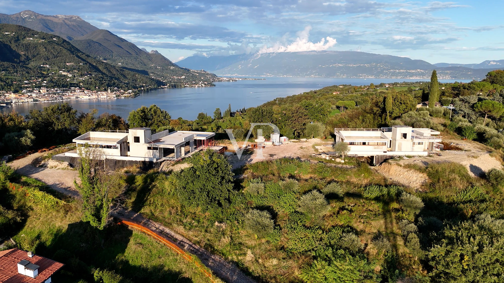 Modern luxury villa with lake view on the Gulf of Salò