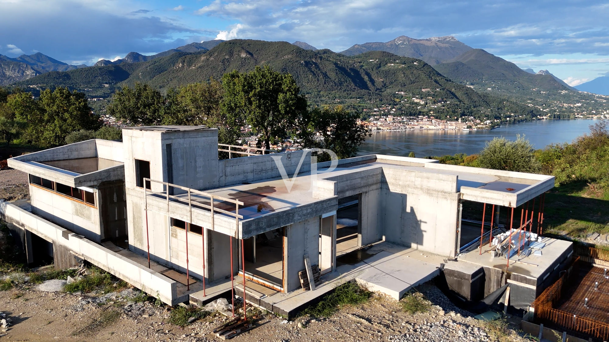 Modern luxury villa with lake view on the Gulf of Salò