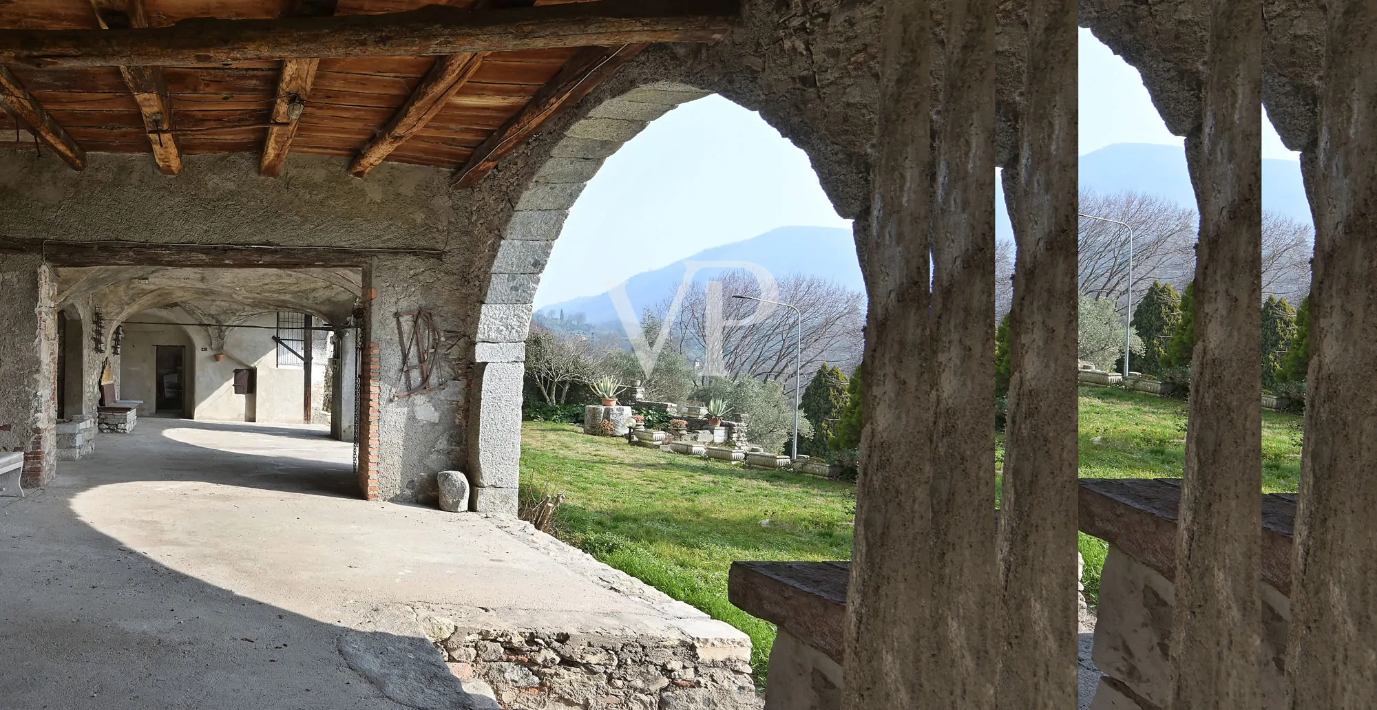 Charmantes Benediktinerkloster aus dem 13. Jahrhundert mit Blick auf den See