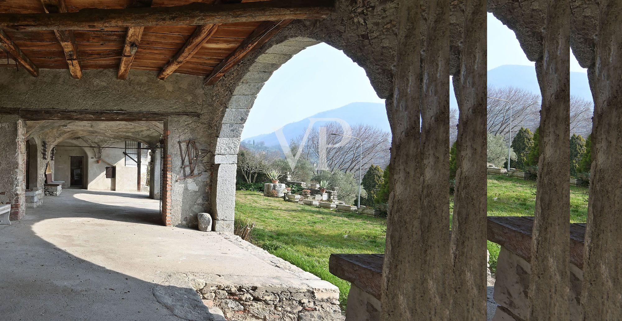 Affascinante convento benedettino del 1200 con vista lago