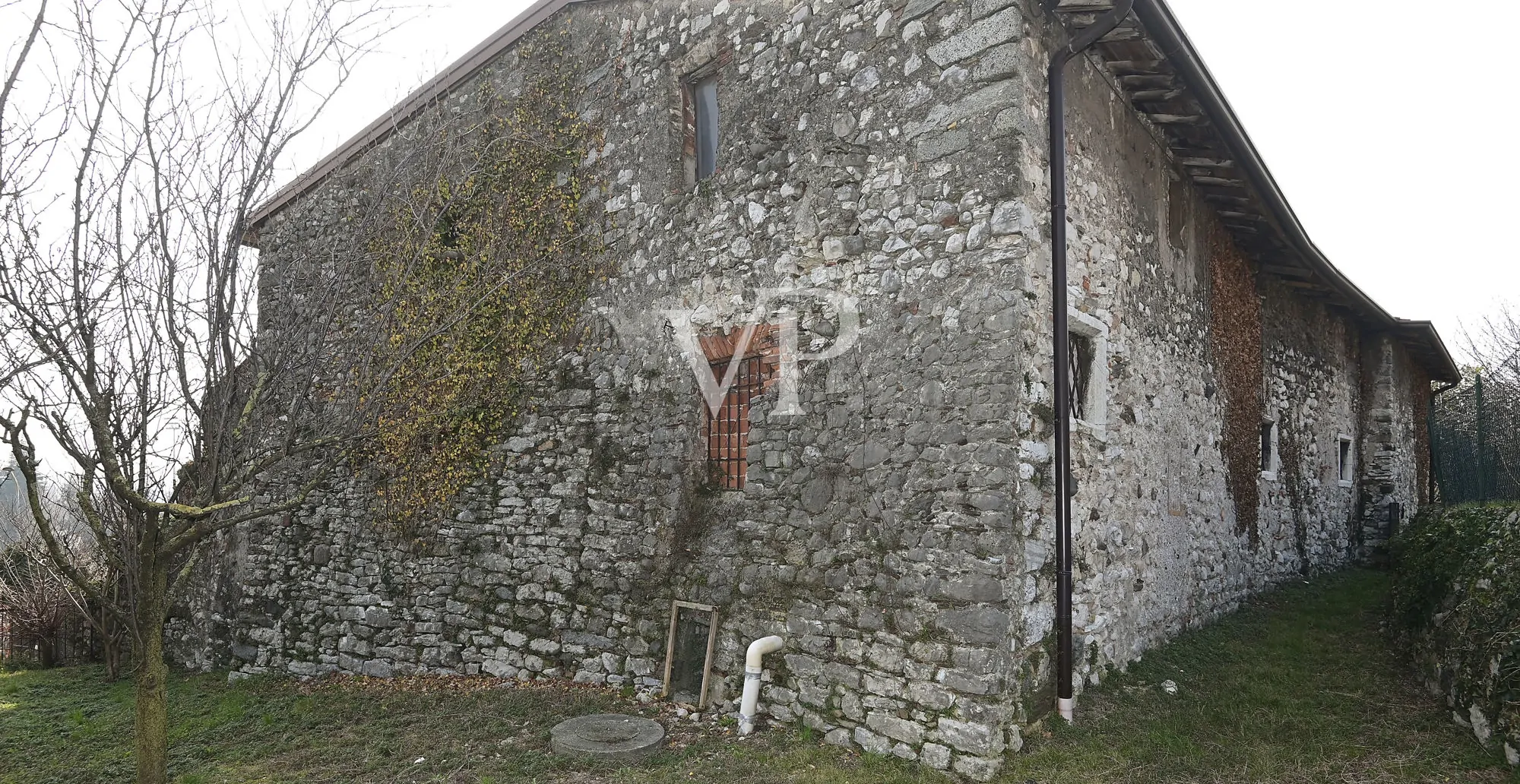 Charmantes Benediktinerkloster aus dem 13. Jahrhundert mit Blick auf den See