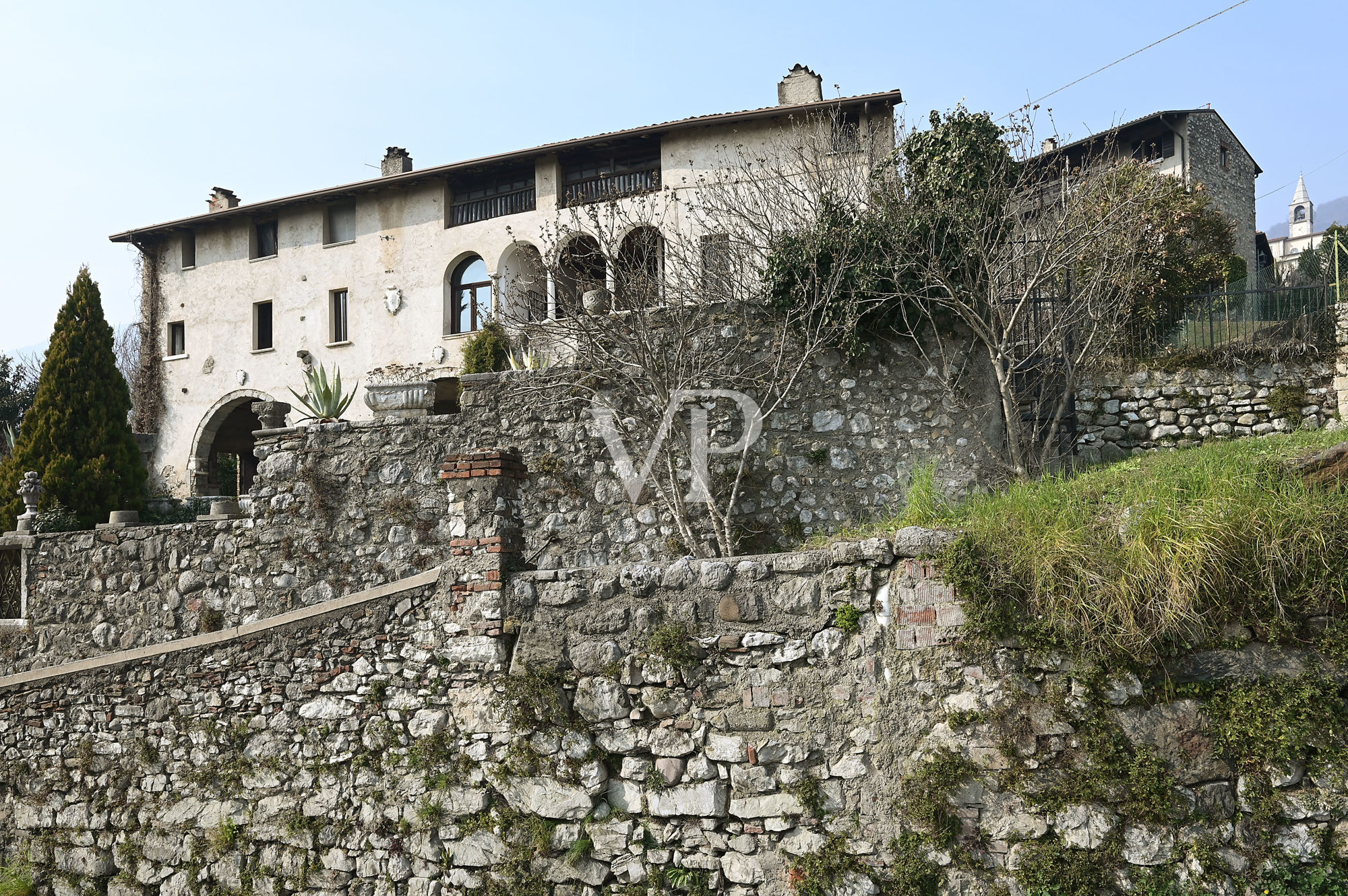 Affascinante convento benedettino del 1200 con vista lago