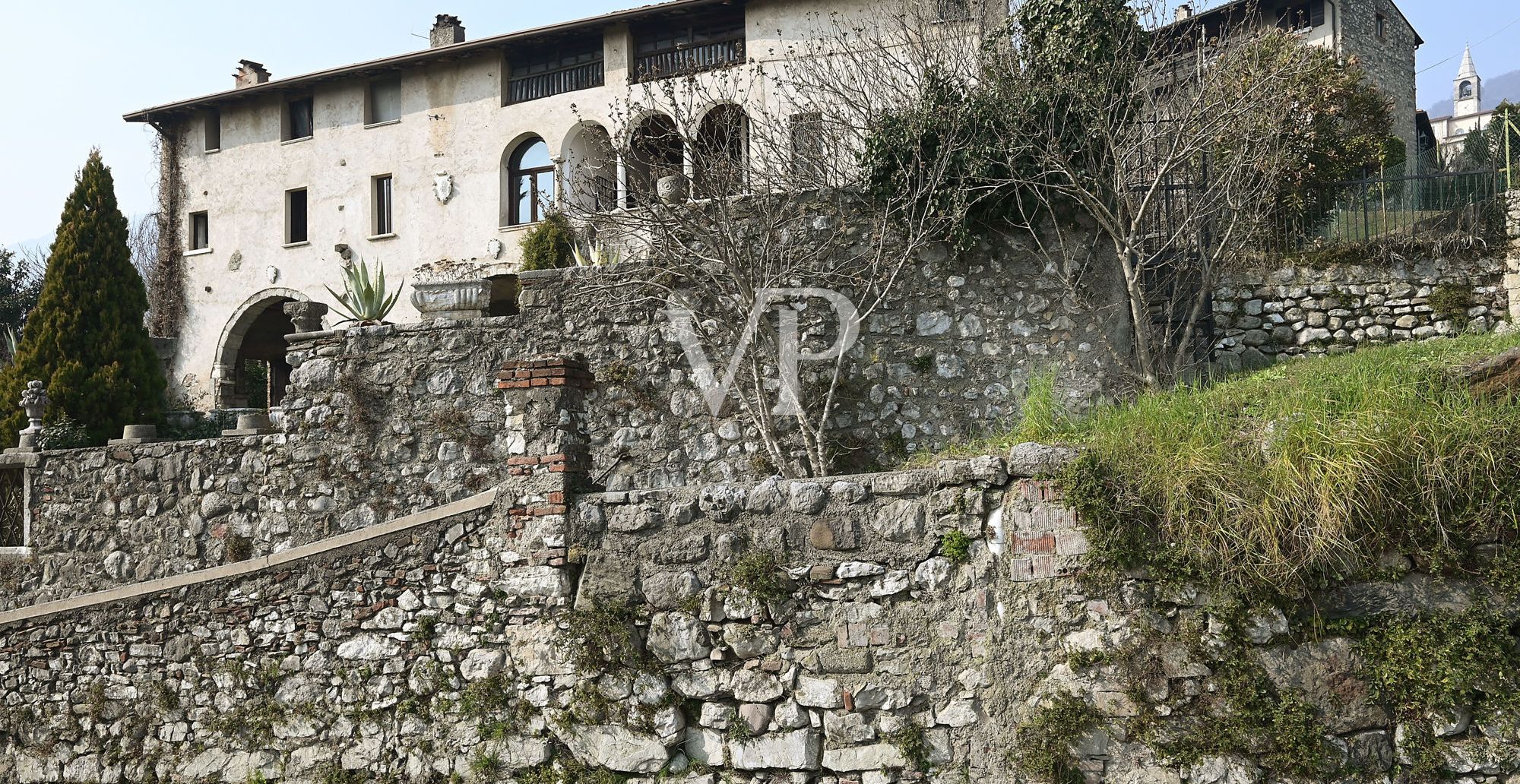 Affascinante convento benedettino del 1200 con vista lago