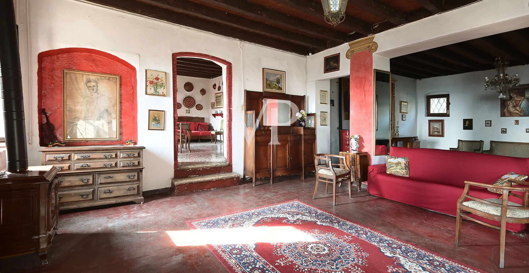 Charmantes Benediktinerkloster aus dem 13. Jahrhundert mit Blick auf den See