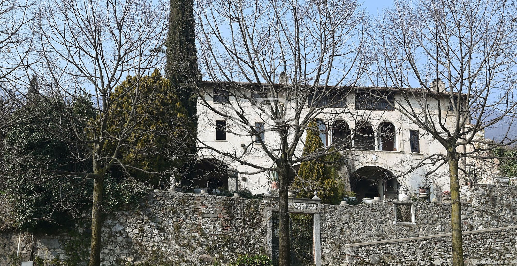 Affascinante convento benedettino del 1200 con vista lago