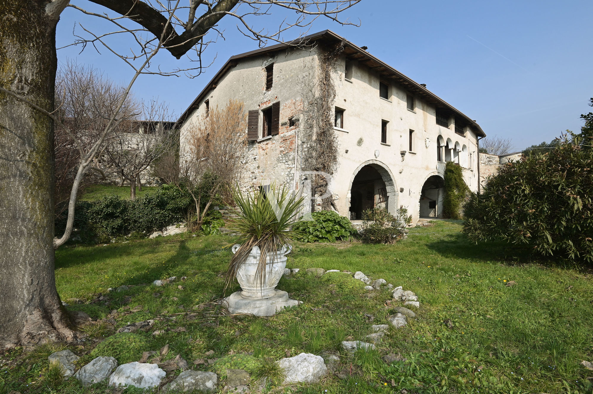 Affascinante convento benedettino del 1200 con vista lago