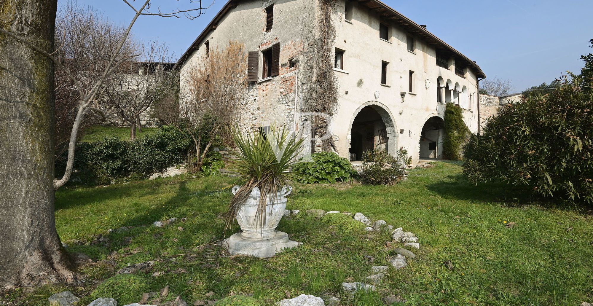 Affascinante convento benedettino del 1200 con vista lago