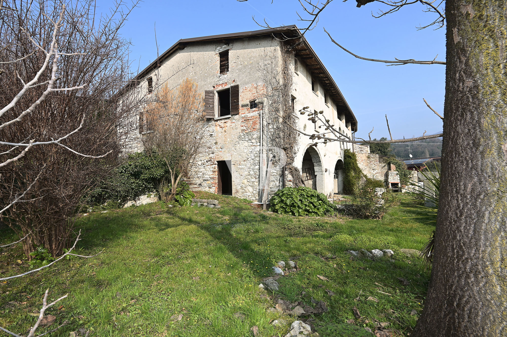 Affascinante convento benedettino del 1200 con vista lago