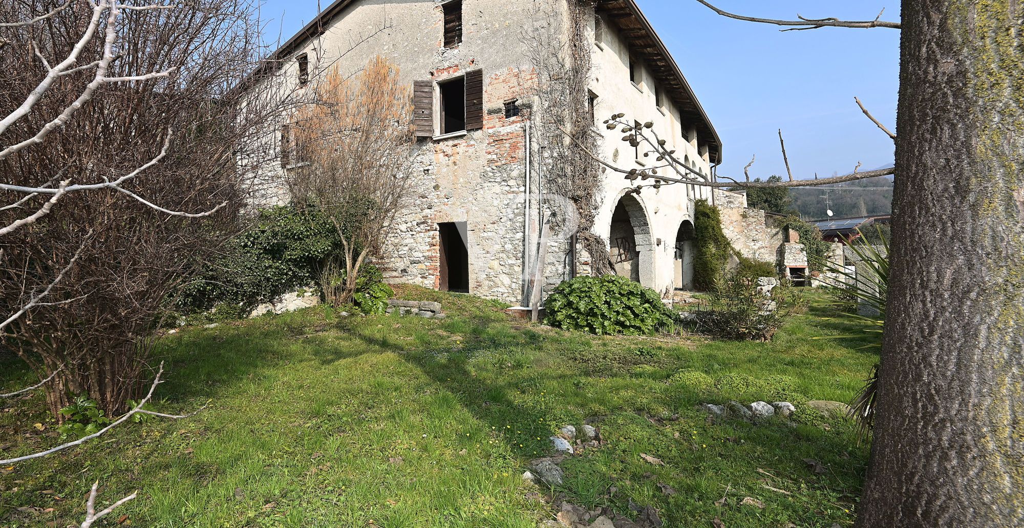 Affascinante convento benedettino del 1200 con vista lago