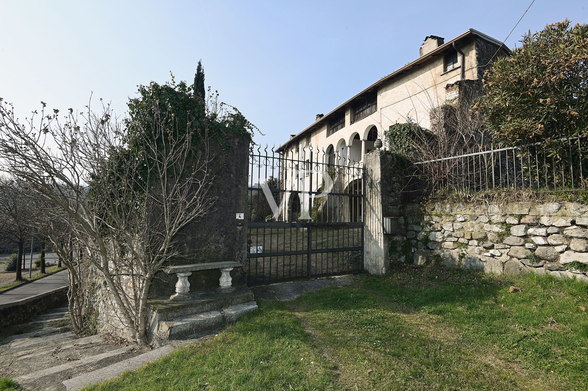 Affascinante convento benedettino del 1200 con vista lago