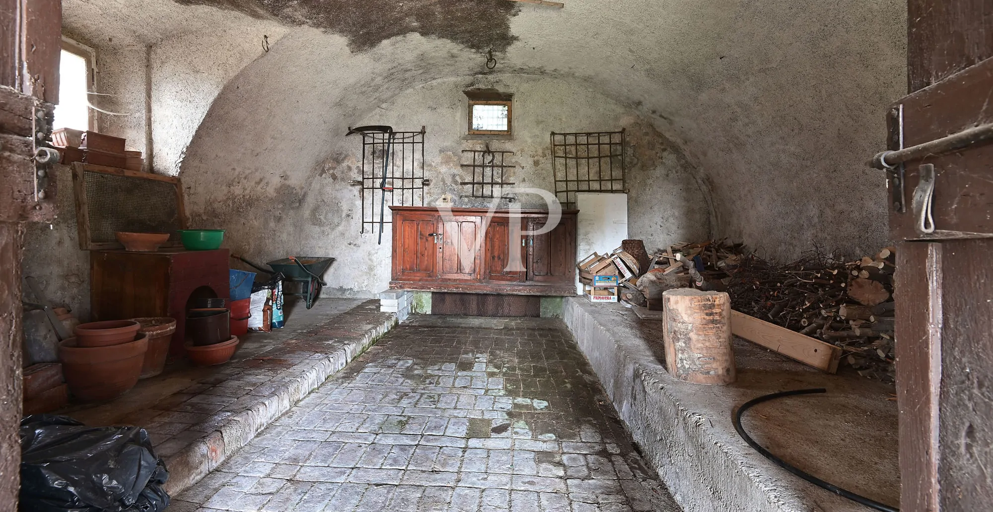 Charmantes Benediktinerkloster aus dem 13. Jahrhundert mit Blick auf den See