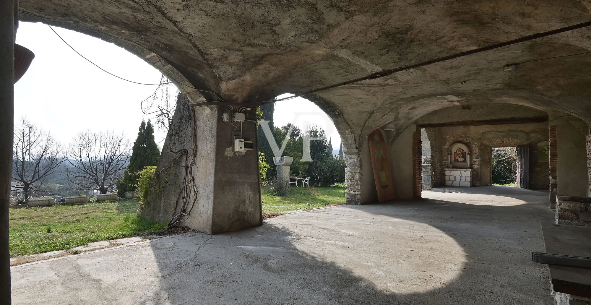 Charmantes Benediktinerkloster aus dem 13. Jahrhundert mit Blick auf den See