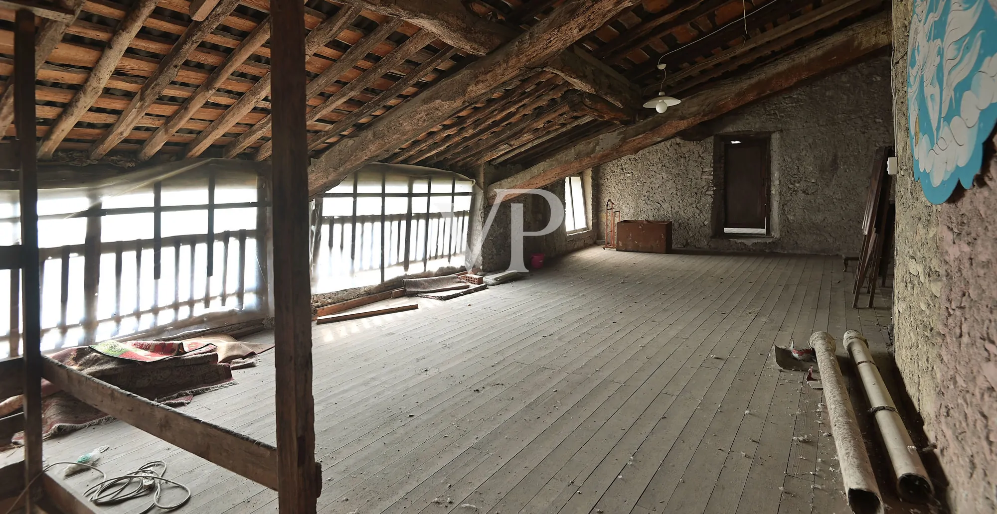Charmantes Benediktinerkloster aus dem 13. Jahrhundert mit Blick auf den See