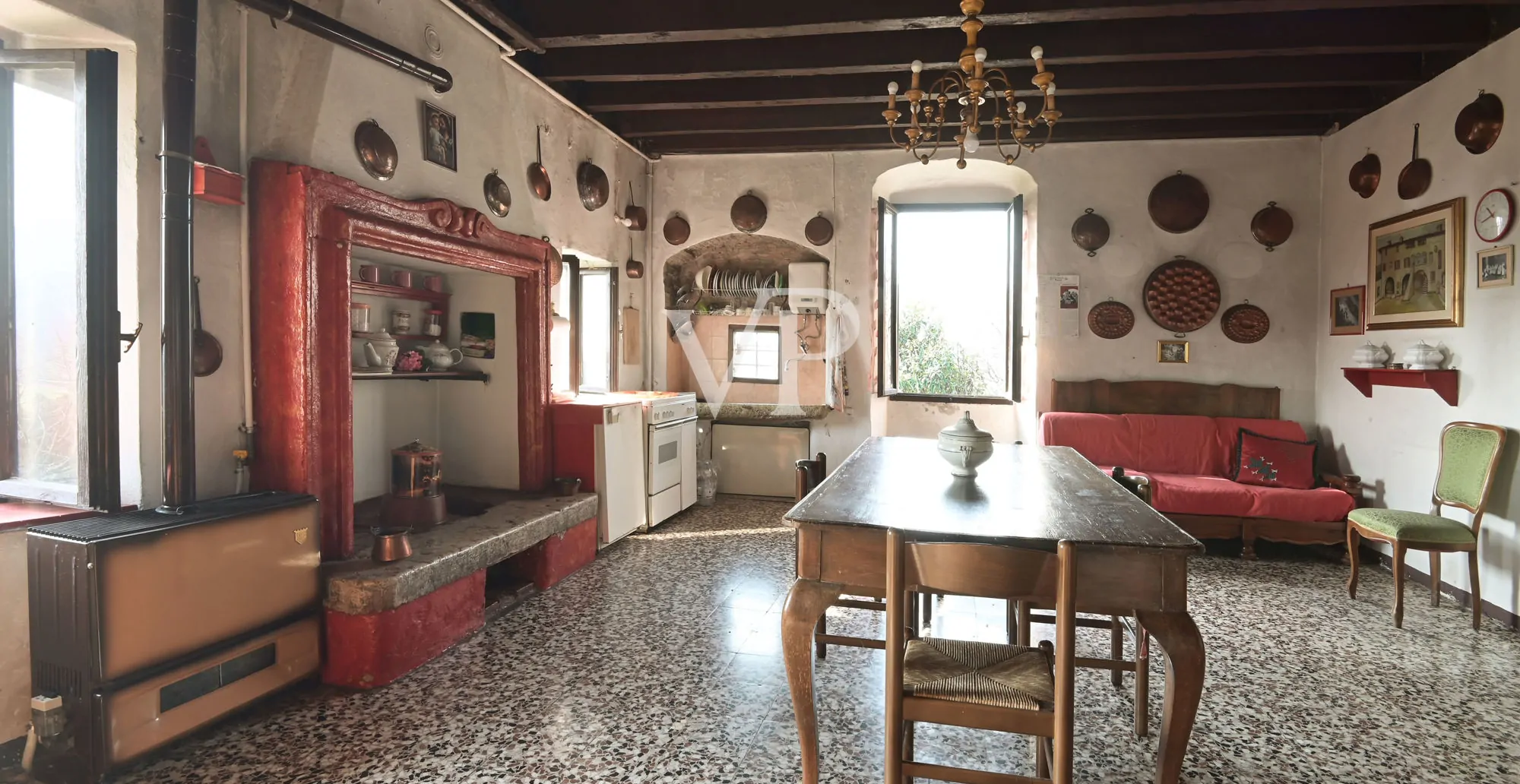 Charmantes Benediktinerkloster aus dem 13. Jahrhundert mit Blick auf den See