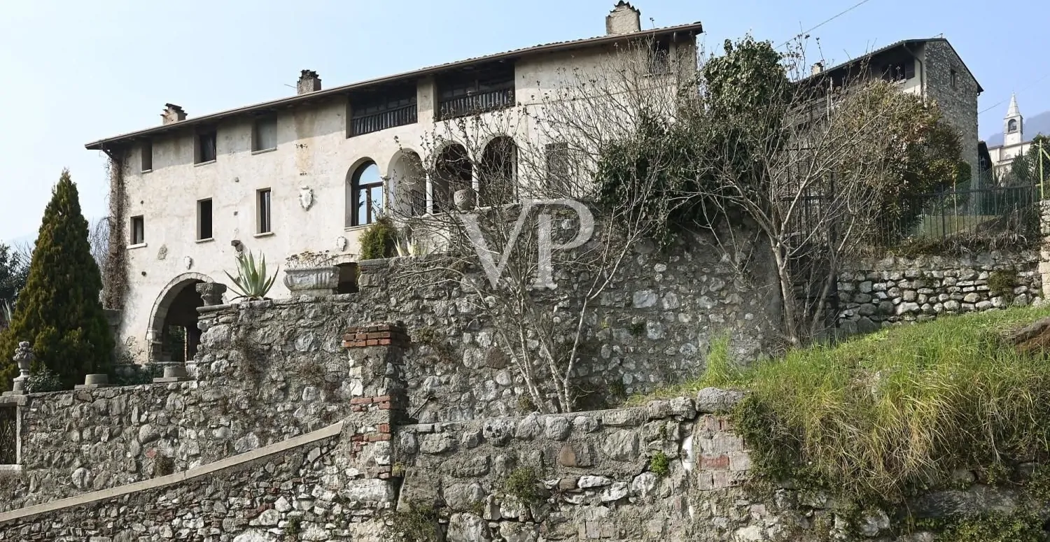 Charmantes Benediktinerkloster aus dem 13. Jahrhundert mit Blick auf den See