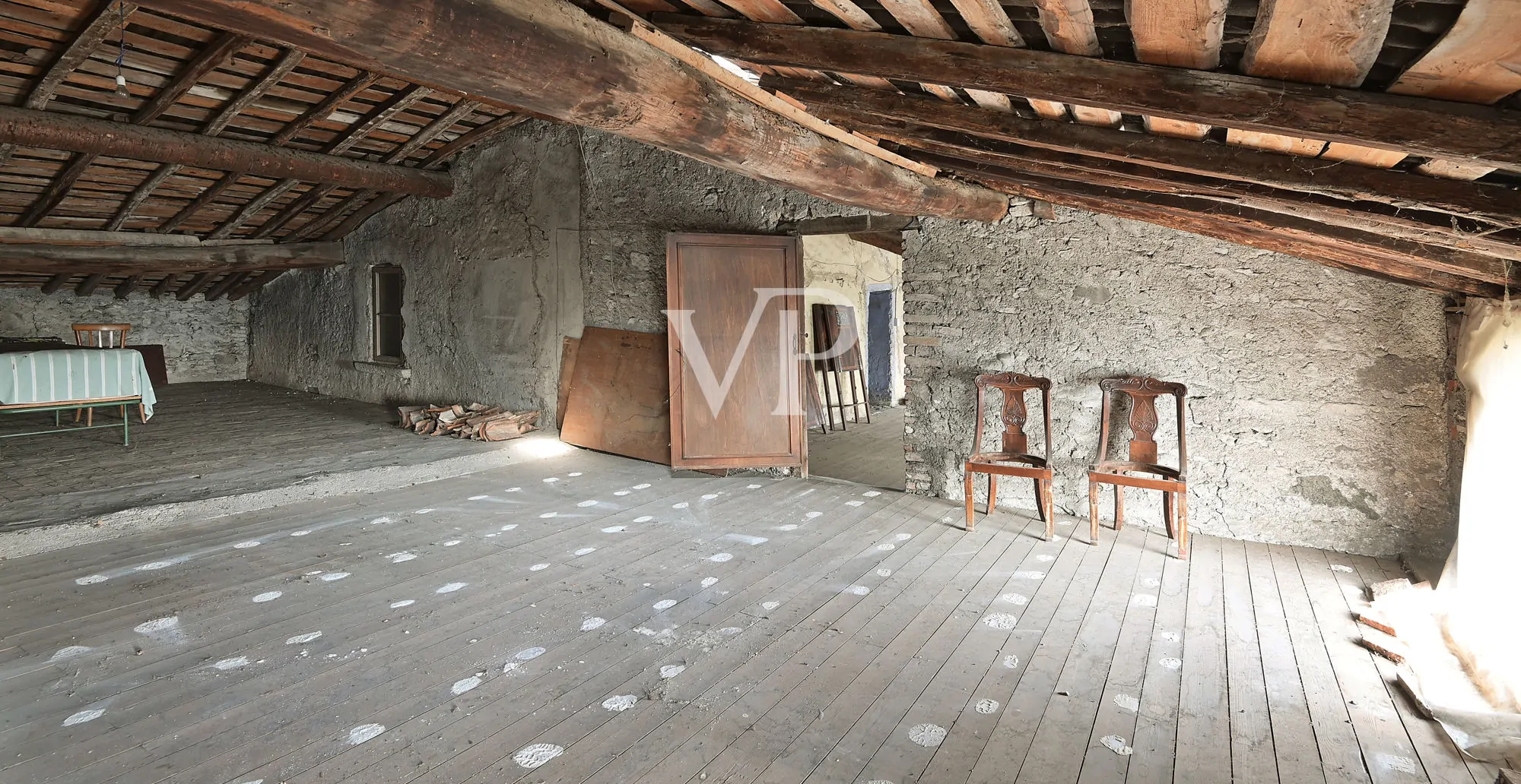 Charmantes Benediktinerkloster aus dem 13. Jahrhundert mit Blick auf den See
