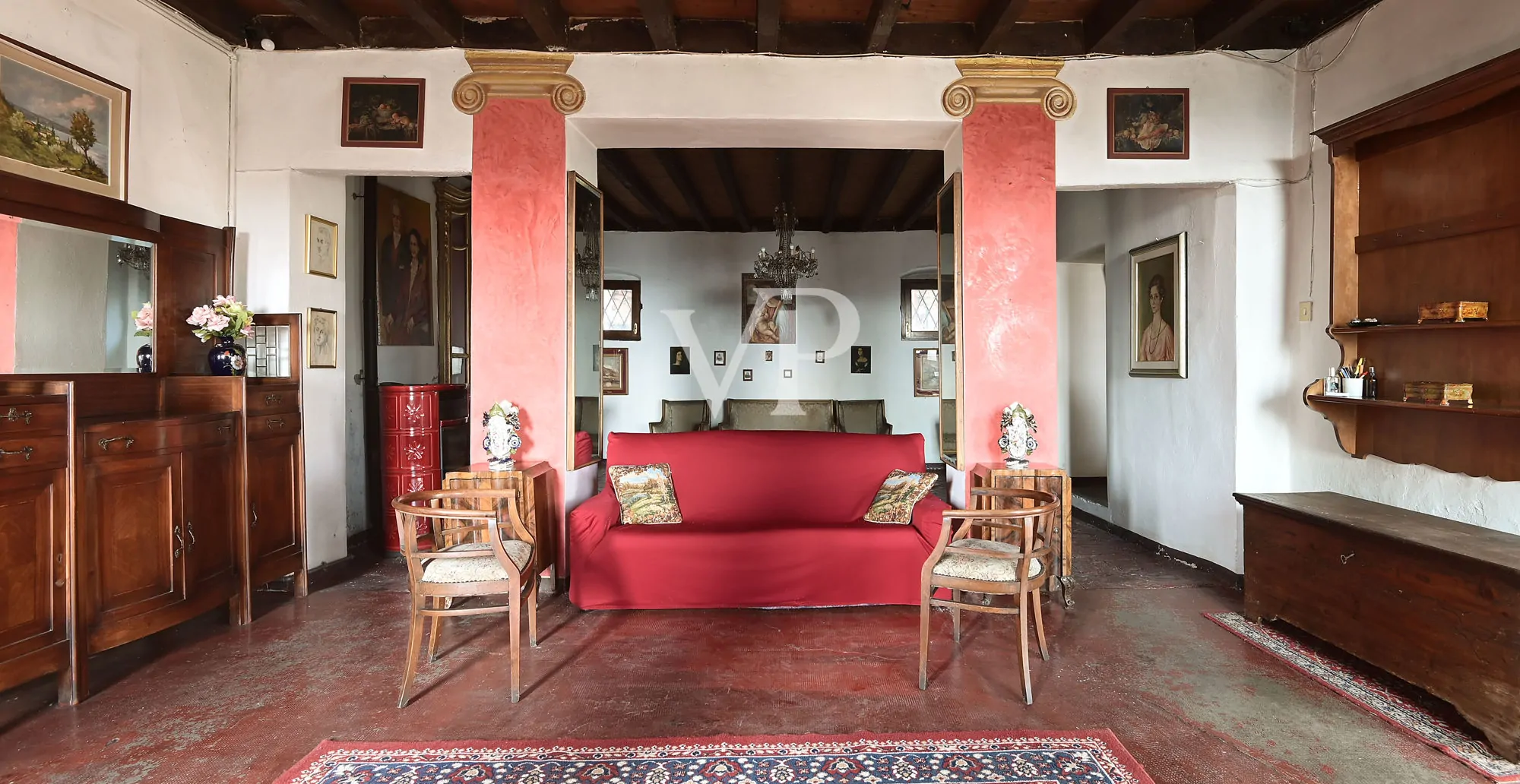 Charmantes Benediktinerkloster aus dem 13. Jahrhundert mit Blick auf den See