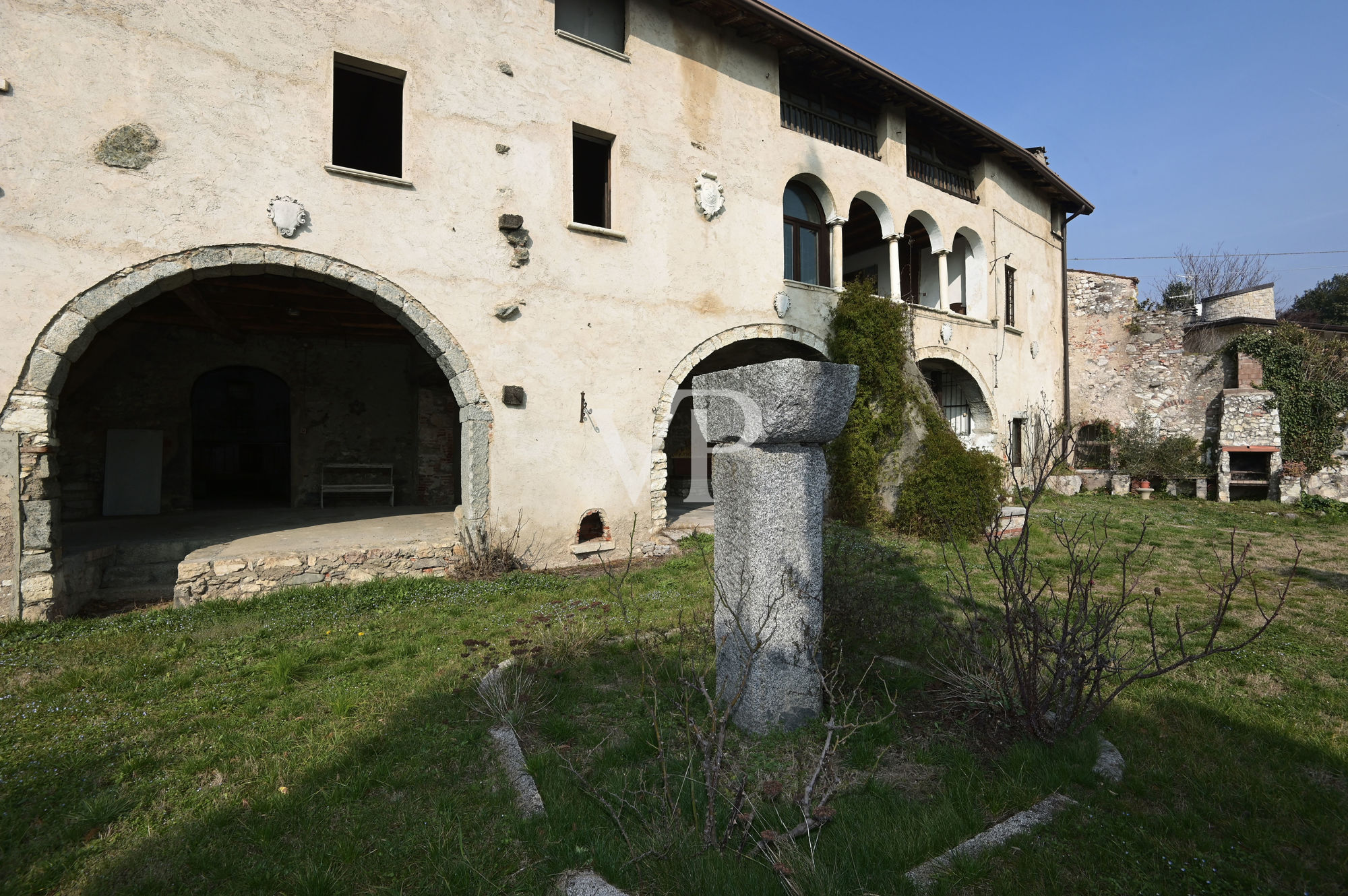 Affascinante convento benedettino del 1200 con vista lago