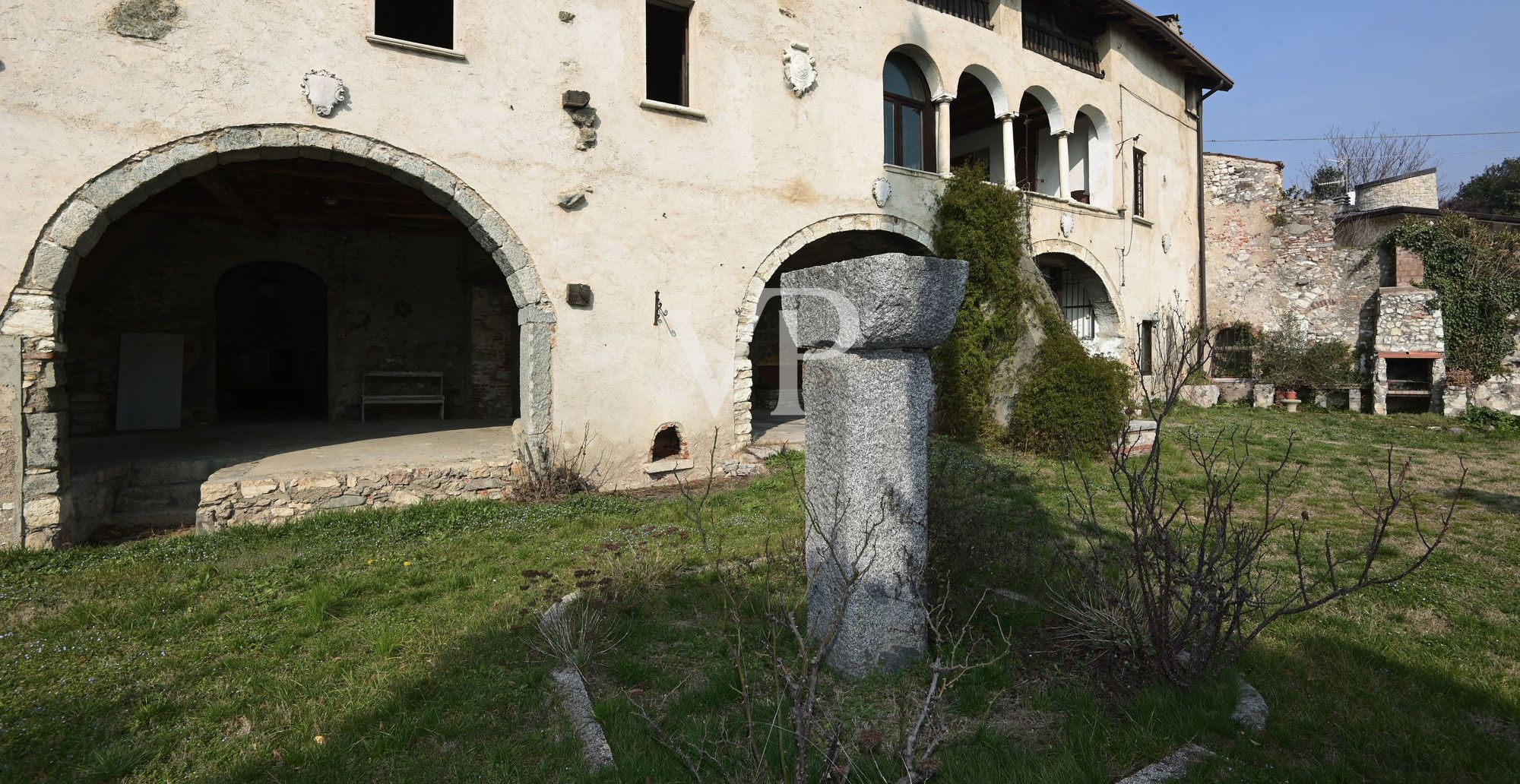 Affascinante convento benedettino del 1200 con vista lago
