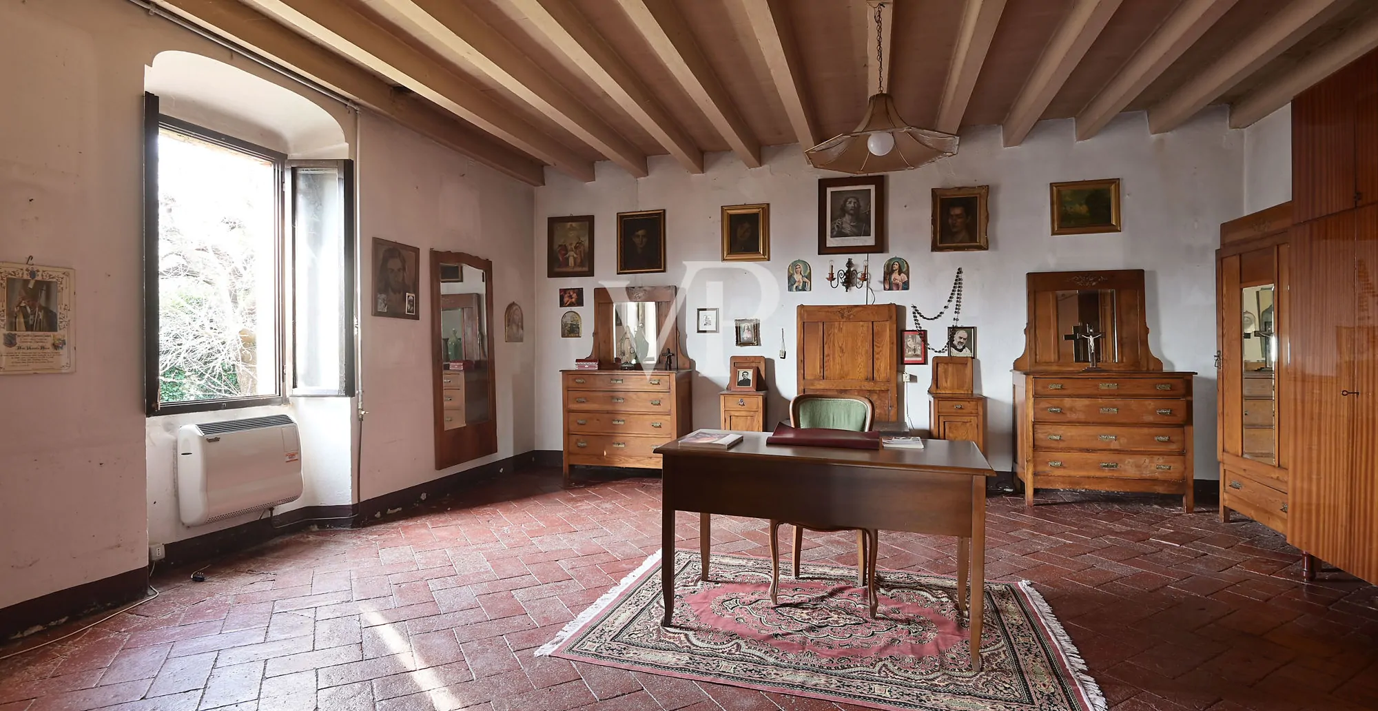 Charmantes Benediktinerkloster aus dem 13. Jahrhundert mit Blick auf den See