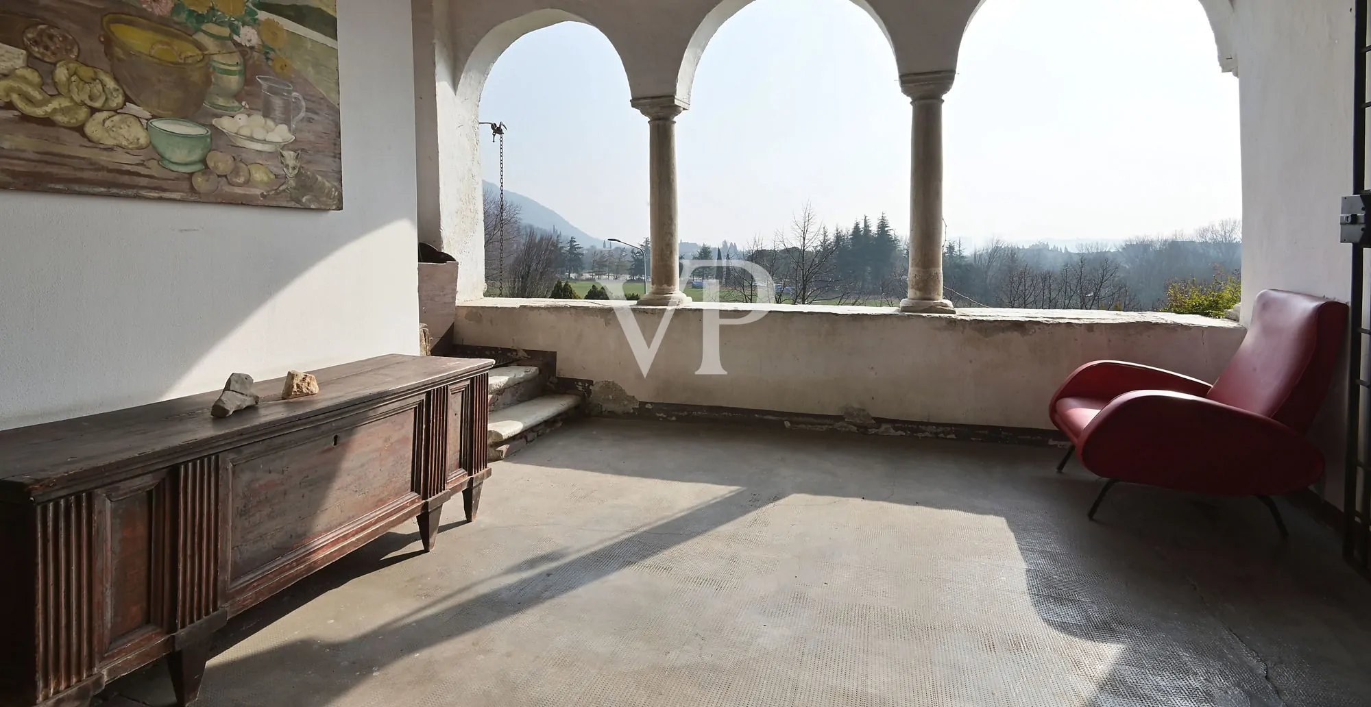 Charmantes Benediktinerkloster aus dem 13. Jahrhundert mit Blick auf den See