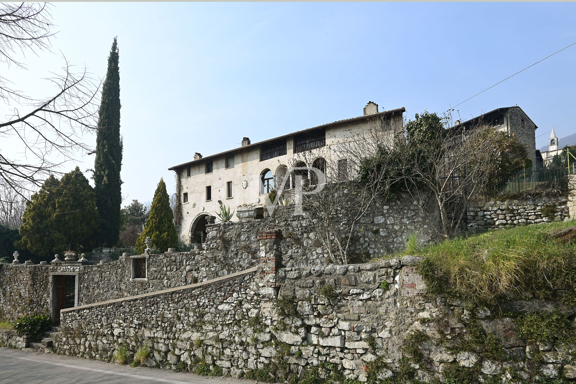 Affascinante convento benedettino del 1200 con vista lago