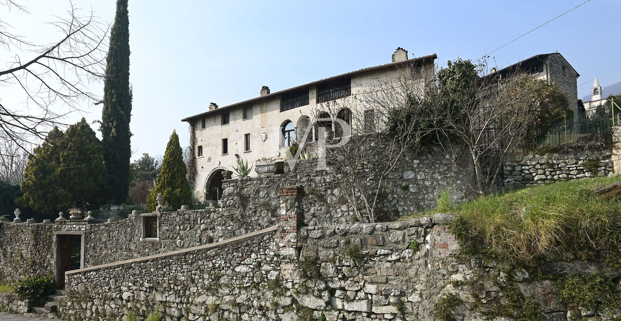 Affascinante convento benedettino del 1200 con vista lago