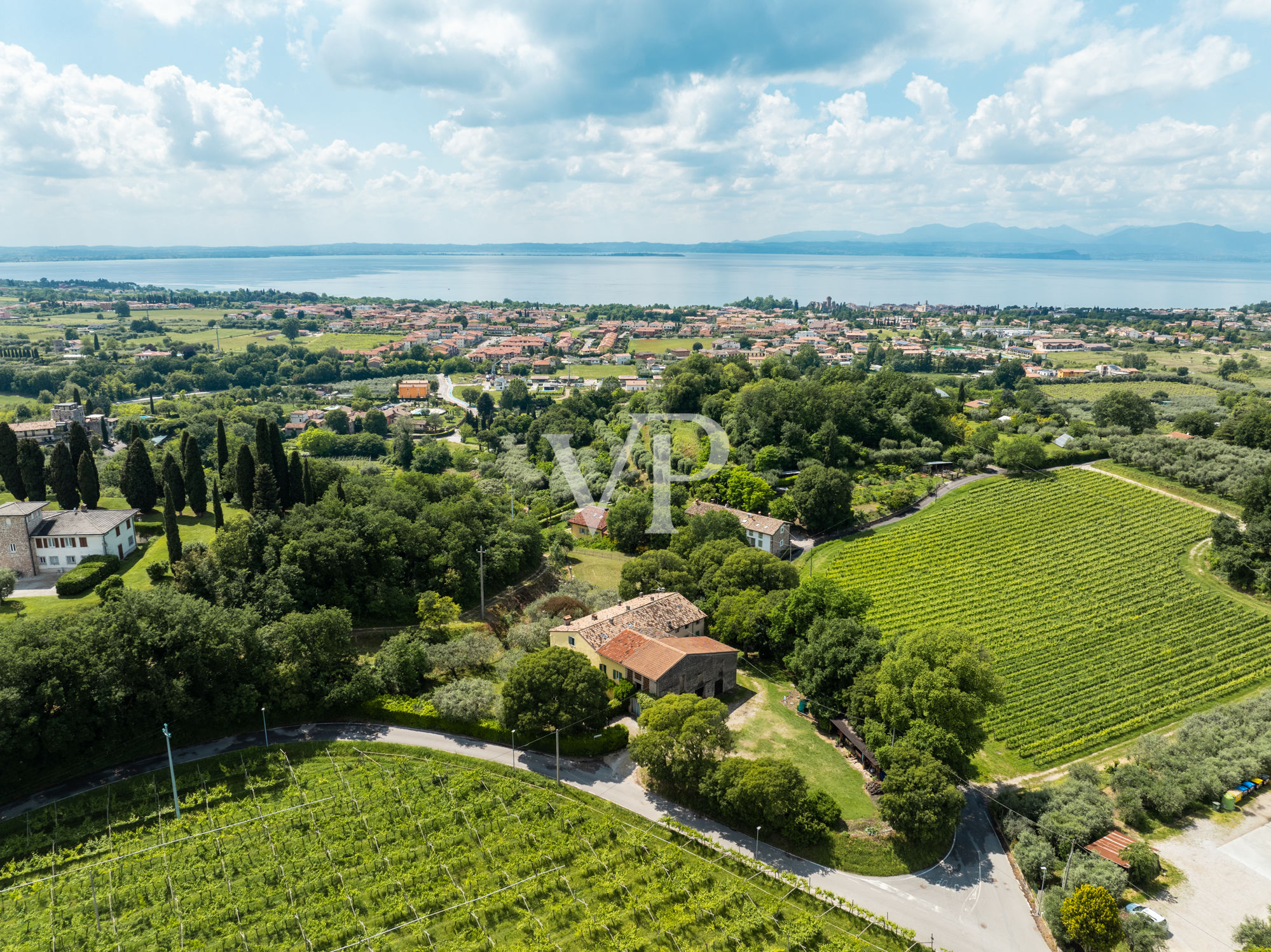 Magnifico Rustico parzialmente ristrutturato con vista lago