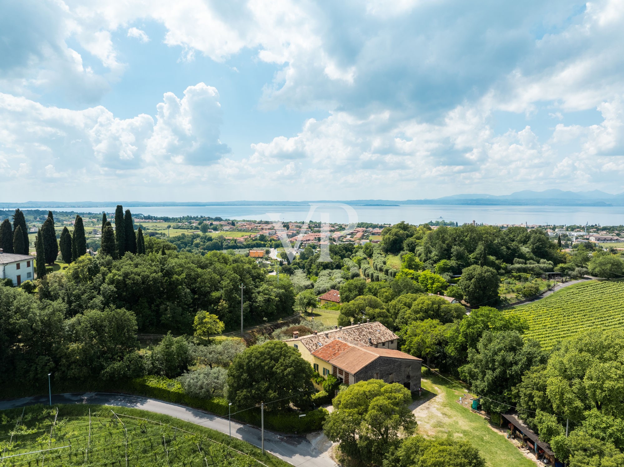 Magnifico Rustico parzialmente ristrutturato con vista lago