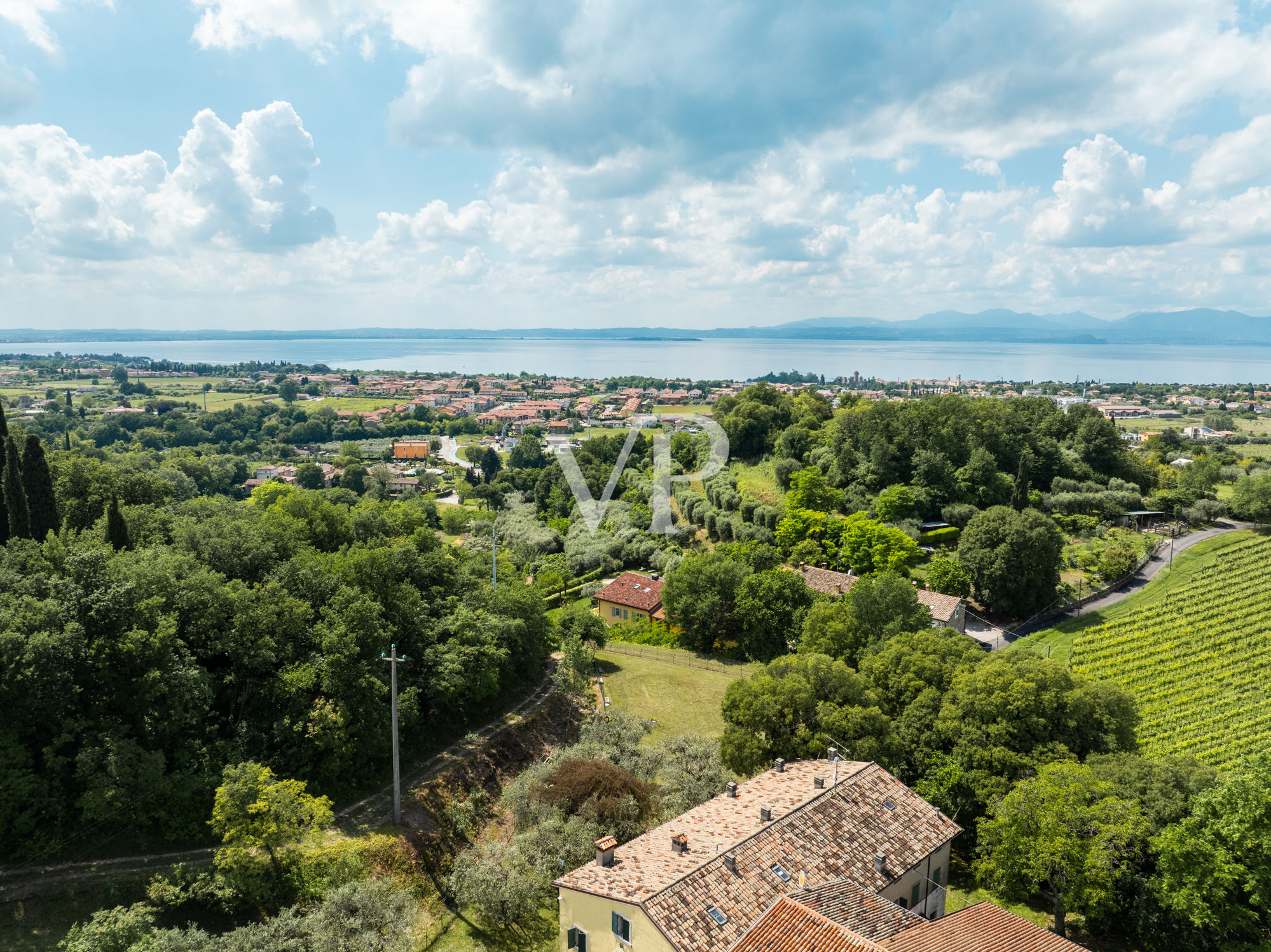 Magnifico Rustico parzialmente ristrutturato con vista lago